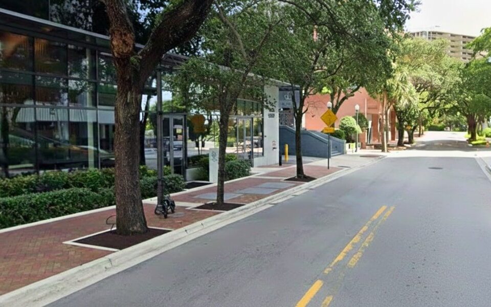 walkable-coconut-grove-cafe-with-locals